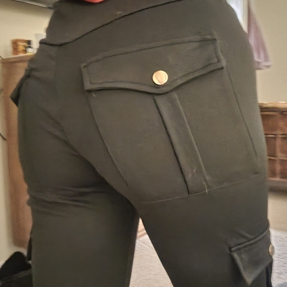Black butt shaping leggings with side and back pockets , and a striped tube top - Picture 2 of 6